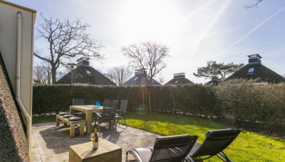 Duynvallei 3 - Terras met eettafel en comfortabele ligstoelen